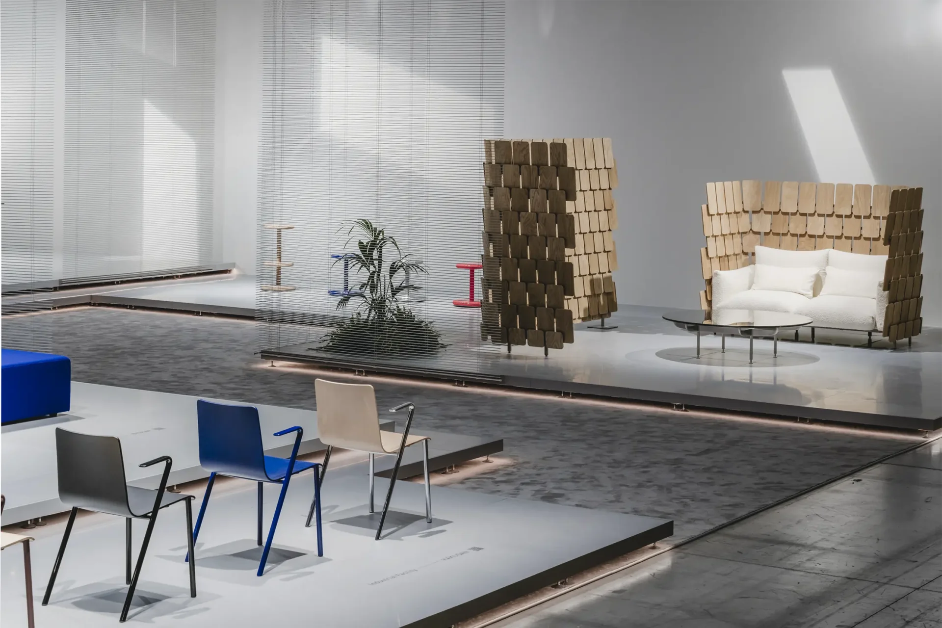 A scene from the Milan Salone. Visible in the upper right is the “PIGNA” by Michele De Lucchi’s design studio “AMDL CIRCLE,” released last year. Photo: OOKI JINGU