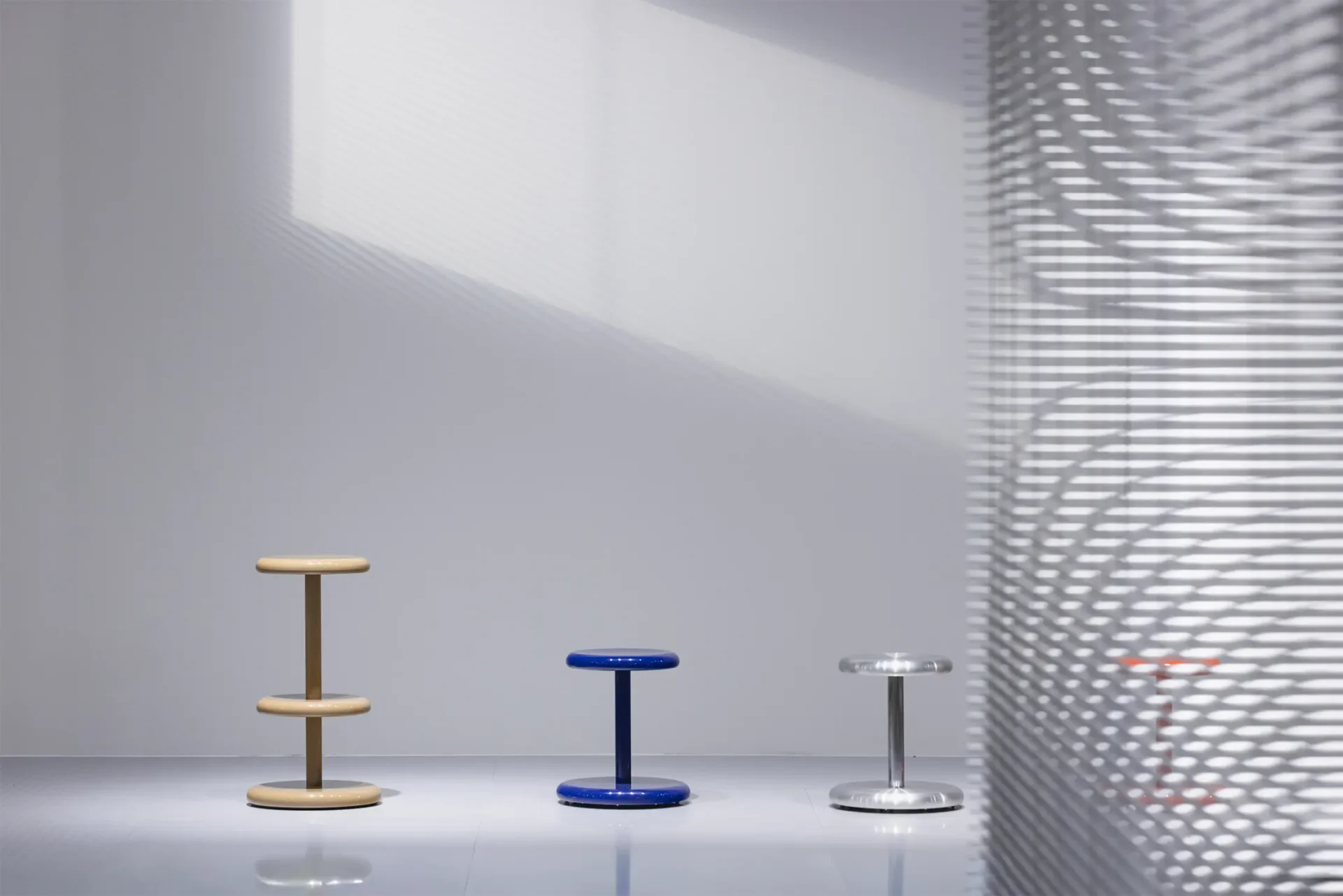 The one on the left is a high stool type that can be used at counters, etc. The high stool type does not come with casters. Photo: OOKI JINGU